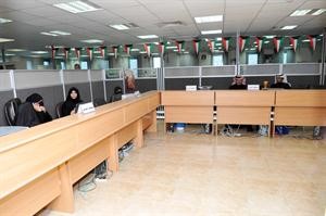 موظفو وموظفات مركز الخدمة في الجهراء بانتظار المراجعين﻿