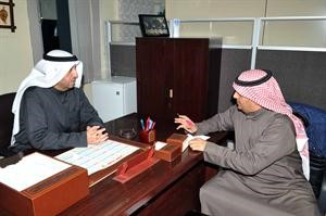 محمد الرومي متحدثا للزميل حمد العنزي	 سعود سالم﻿