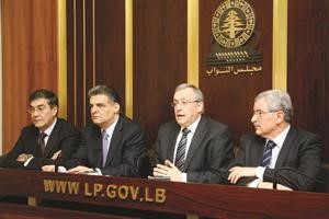 نواب كتلة المستقبل يطرحون الاقتراح بقانون الحريري الانتخابي في مؤتمر صحافي امس	محمود الطويل﻿