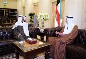الرئيس علي الراشد خلال استقباله عبدالعزيز العدساني
