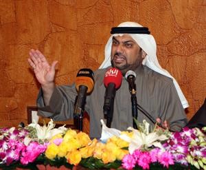 ديوسف الزلزلة متحدثا اثناء الندوة