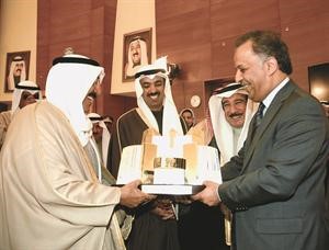 صاحب السمو الامير يتسلم هدية تذكارية من دمحمد الهيفي بحضور علي الراشد﻿