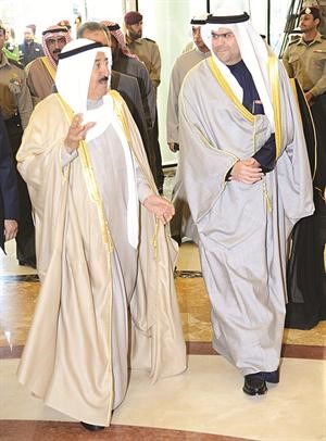صاحب السمو الامير الشيخ صباح الاحمد وعبدالعزيز اسحق خلال الزيارة﻿