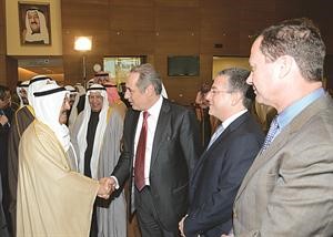 صاحب السمو الامير مصافحا العاملين بالمركز ويبدو علي الغانم﻿