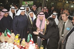 السفير السعودي دعبدالعزيز الفايز وعبدالرحمن الشراح خلال جولة بين المنتجات	محمد خلوصي﻿