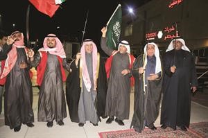 دعبدالعزيز الفايز مشاركا في اداء العرضة خلال الاحتفال بافتتاح المهرجان﻿