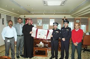 اللواء الانصاري متسلما درعا تذكارية من مصلاح بوفتين