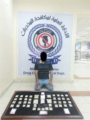 المتهم وامامه المضبوطات﻿
