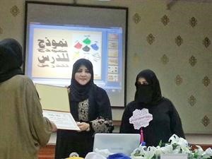 غنيمة العميرة تكرم احدى المشاركات﻿