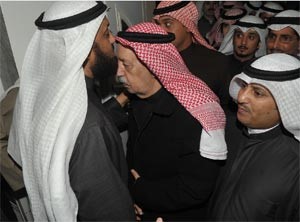 فلاح الصواغ مقبلا راس فلاح بن جامع