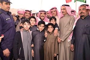 سمو الشيخ ناصر المحمد مع عدد من المشاركين في المهرجان﻿