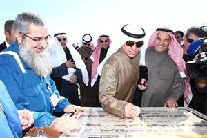 فاروق الزنكي وسامي الرشيد خلال ازاحة الستار عن لوحة تشير الى مشروع العبدلية البيئي﻿