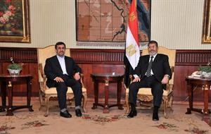 الرئيس المصري د محمد مرسي خلال لقائه مع الرئيس الايراني احمدي نجاد امس افب