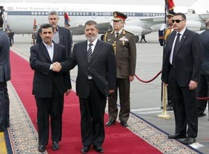 الرئيس المصري دمحمد مرسي مستقبلا نظيره الايراني احمدي نجاد