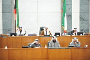 الرئيس علي الراشد ونائبه مبارك الخرينج وامين السر كامل العوضي على المنصة وتبدو الامانة العامة متين غوزال