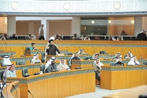 جانب من جلسة امس ويبدو القلاف متحدثا متين غوزال