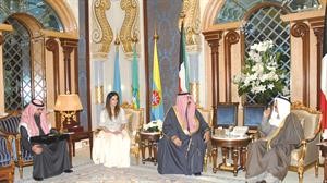 صاحب السمو الامير مستقبلا عواد الخالدي وبشاير العوضي وفيصل عواد الخالدي
