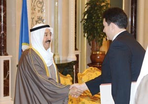 صاحب السمو الامير الشيخ صباح الاحمد متسلما اوراق اعتماد السفير التركي الجديد لدى البلاد