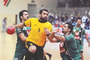 لاعب القادسية صالح الجيماز محاصرا بين لاعبي العربي طلال عباس وحسن الشطي	عادل اليعقوب﻿
