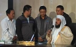 بالفيديو.. العريفي يمازح 3 صينيين بلغتهم أثناء إعلان إسلامهم 