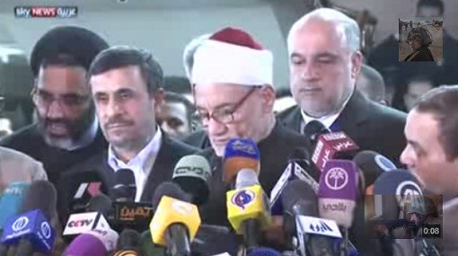 بالفيديو.. محاولة الاعتداء بالحذاء على نجاد في القاهرة.. ومشادة كلامية بينه وبين مستشار شيخ الأزهر