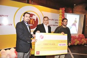 جورج خوام يسلم شيكا بـ 2000 دينار للفائز الاول محمد السلطان ﻿