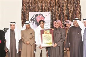 البطل طارق القلاف يتسلم هدية تذكارية من النائب عبد الحميد دشتي بحضور ابراهيم البغلي متين غوزال