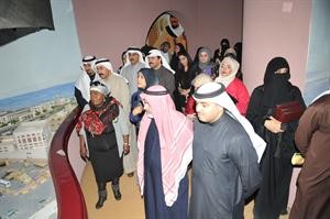 نجية الرومي والضيوف امام المعروضات﻿