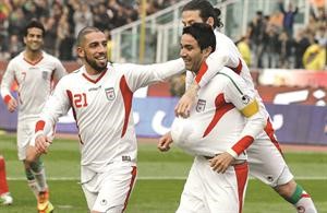 جواد نيكونام وفرحة بالهاترك الذي احرزه﻿