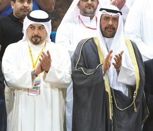 الشيخ احمد الفهد والشيخ طلال الفهد يصفقان للاعبي الازرق بعد المباراة	 الازرق كوم﻿