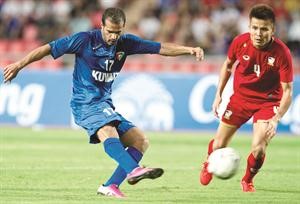 نجم المباراة بدر المطوع يسدد على مرمى تايلند	 الازرق كوم﻿
