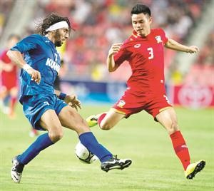فهد العنزي يراوغ المدافع التايلندي﻿