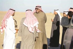 الشيخ ضاري الفهد وعدد من المشاركين بمسابقة الشعل﻿