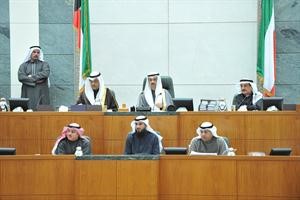 الرئيس علي الراشد متوسطا نائبه مبارك الخرينج وامين السر كامل العوضي على المنصة وتبدو الامانة العامة متين غوزال