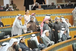 عسكر العنزي محتجا بين النواب
