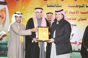 الشيخ خالد الفهد مكرما سلطان اللقيصم الشمري﻿