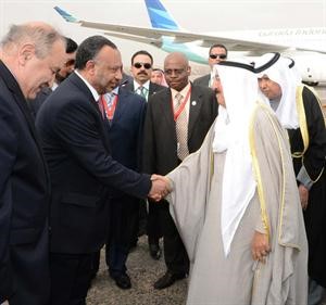 صاحب السمو الامير مصافحا مودعيه في مطار القاهرة لدى مغادرة سموه الى المغرب﻿