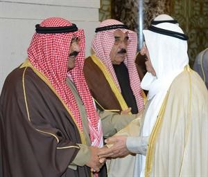 صاحب السمو الامير وفي وداعه الشيخ مشعل الاحمد ويبدو الشيخ فيصل السعود﻿