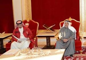 مبعوث الامير الشيخ علي الجراح مع عاهل البحرين الملك حمد بن عيسى﻿