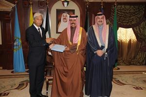 سمو نائب الامير وولي العهد الشيخ نواف الاحمد مستقبلا السيناتور عبدالحميد ابراهيم بهرو والشيخ صباح العبدالله﻿
