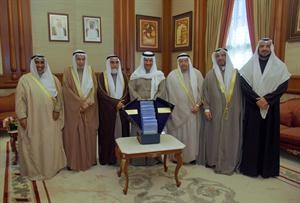 سمو رئيس الوزراء الشيخ جابر المبارك متوسطا رئيس واعضاء لجنة استكمال تطبيق الشريعة الاسلامية﻿