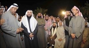 احمد السعدون وخالد السلطان والصيفي الصيفي ومبارك الوعلان وعبدالله راعي الفحماء وعبدالله البرغش وفلاح الصواغ ود جمعان الحربش امام ديوان البراك امس