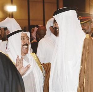صاحب السمو الامير الشيخ صباح الاحمد في حديث مع امير قطر الشيخ حمد بن خليفة ال ثاني﻿