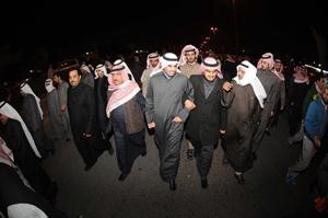 مسلم البراك وخالد الطاحوس يدا بيد خلال المسيرة التي انتهت في صباح الناصرهاني الشمري - اسامة ابو عطية - هاني عبدالله