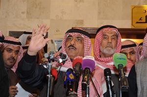 مسلم البراك متحدثا للحضور في ديوانه امس وخلفه عباس الشعبي