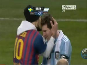 بالفيديو.. مشجع اقتحم الملعب ليُقبّل رأس ميسي.. ثم ذهب للسجن
