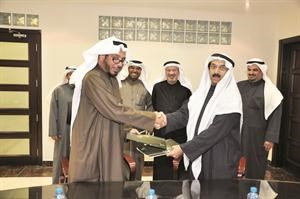 دعبدالله المعتوق خلال توقيع بروتوكول التعاون مع دصالح المزيني﻿