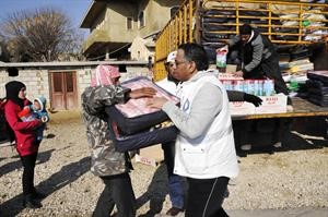 جانب من توزيع المساعدات على اللاجئين والنازحين السوريين﻿