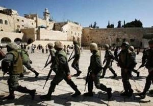عشرات الضباط من جيش الاحتلال الإسرائيلي يقتحمون باحات المسجد الأقصى