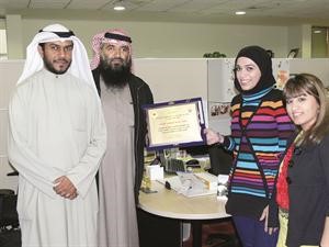 وفد الصم يقدم درعا تذكارية الى المشروعات السياحية
